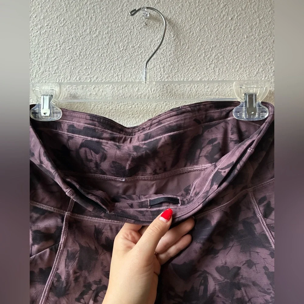 Lululemon Time To Sweat Crop in Mini Dusk Floral Antique Bark Black (Size:10)